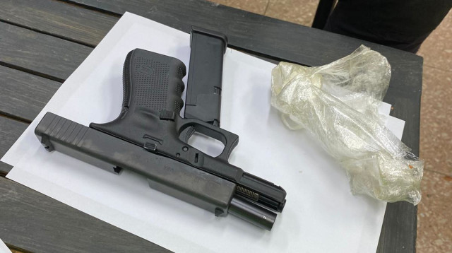 הנשק שנתפס ברכבו של החשוד (צילום: דוברות המשטרה)