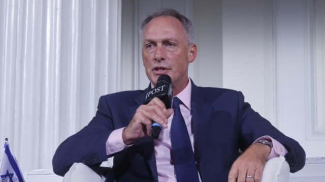 סיימון ניוטון-סמית', סגן נשיא בכיר בחברת התעופה הישראלית אל על  (צילום: צילום מסך ג'רוזלם פוסט)