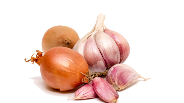 מטגנים בצל ושום? הטעות שכולנו עושים במטבח עלולה להזיק ללב שלנו (צילום: אינג'אימג')