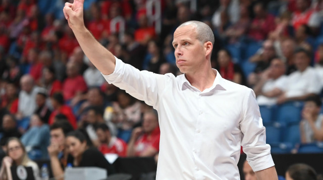 שמוליק ברנר מאמן מכבי רמת גן (צילום: ברני ארדוב)