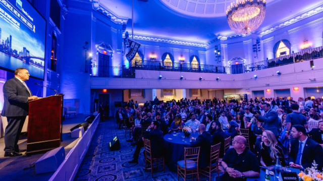 משה ליאון נואם בכנס הג'רוזלם פוסט (צילום: גיא סידי)