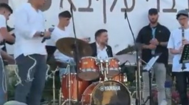 בצלאל סמוטריץ' מנגן בתופים (צילום: שימוש לפי סעיף 27א')