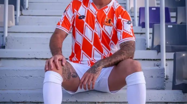 אלירן עטר מציג את המדים החדשים (צילום: אתר רשמי, בני יהודה)