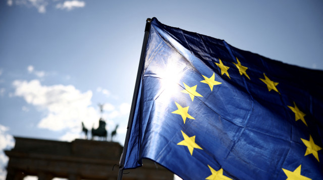 דגל האיחוד האירופי בברלין (צילום: רויטרס)