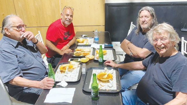 הפרלמנט בבית תמחוי מימין דוד מונשיין, שוקי בן עמי, יוסי משה ודני אביחיל (צילום: צילום פרטי)