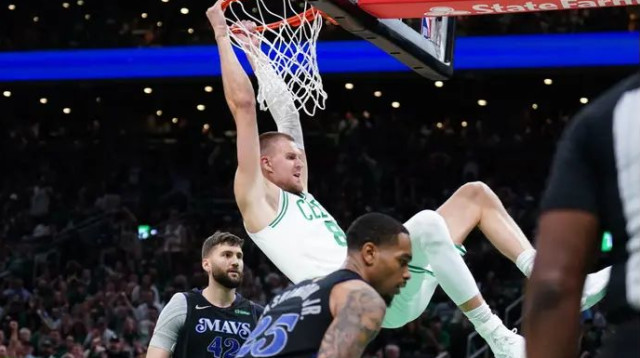 ככה חוזרים מפציעה. פורזינגיס (צילום: רויטרס)