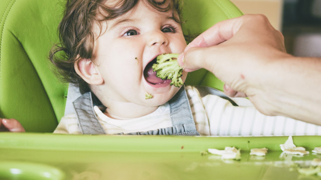 תינוק אוכל (צילום: אינגאימג')