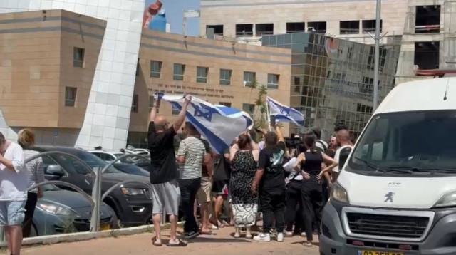 חגיגות ספונטניות מול בית החולים שיבא לאחר שחרור החטופים (צילום: ד"ר איתי גל)