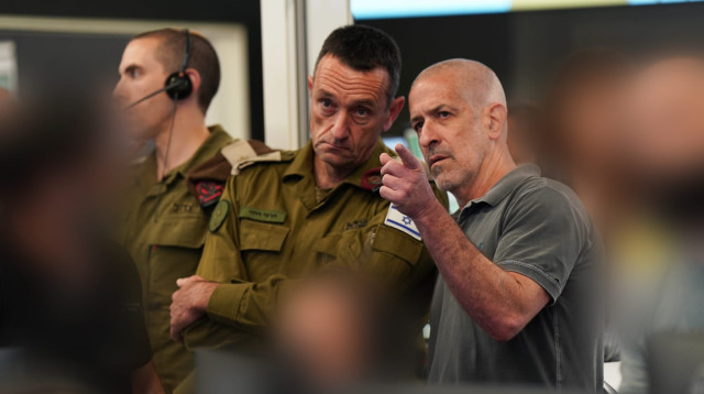 הרצי הלוי ורונן בר במהלך מבצע החילוץ  (צילום: תקשורת שב״כ)