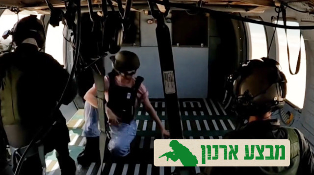 נועה ארגמני בבטן המסוק בעת חילוצה (צילום: דובר צה"ל)