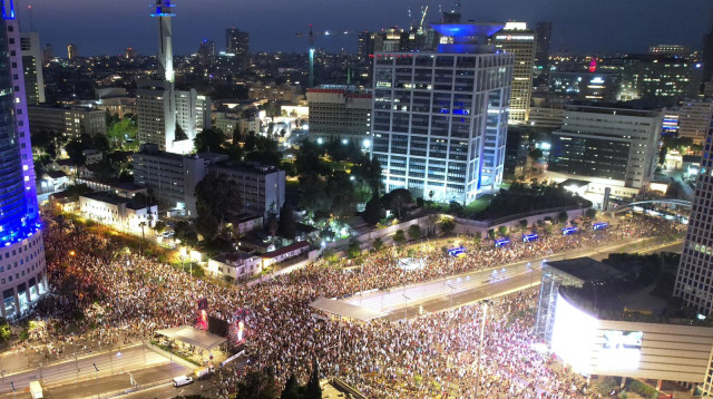 מחאה המונית בקפלן נגד הממשלה  (צילום: אמיר גולדשטיין)