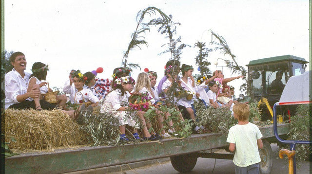 חגיגות שבועות בקיבוץ בארי 1985 (צילום: ארכיון קיבוץ בארי)