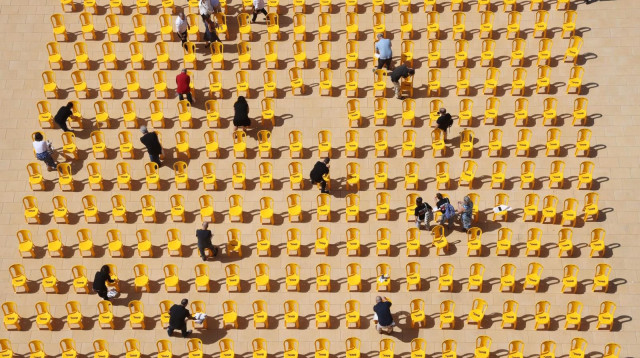 מיזם הכיסאות הצהובים (צילום: הבנק הבינלאומי)