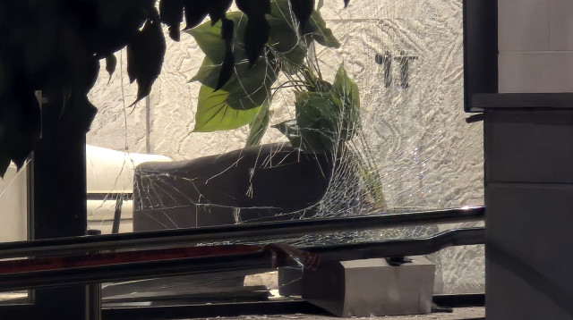 רימון הושלך לבניין בפתח תקווה (צילום: ללא)