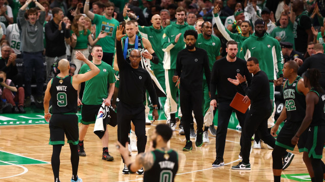 שחקני בוסטון סלטיקס עם ג'ו מאזולה (צילום: GettyImages, Maddie Meyer)