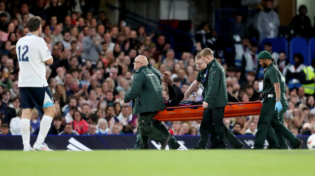 יוסאין בולט מפונה על אלונקה לאחר שקרע את גיד אכילס במשחק צדקה (צילום: GettyImages, Henry Browne)