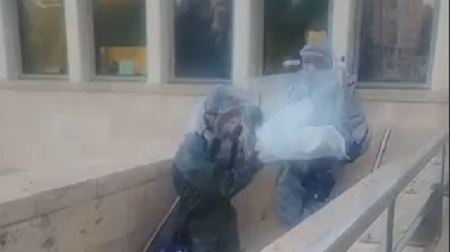 המעטפה החשודה שנשלחה לשר הבריאות מובלת במיכל (צילום: שימוש לפי סעיף 27א')