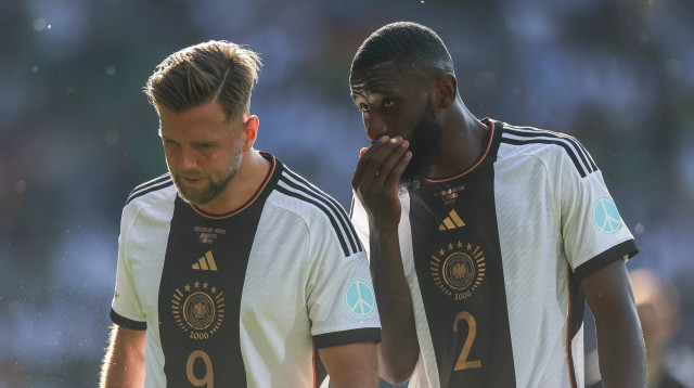 אנטוניו רודיגר עם ניקלאס פולקרוג שחקני נבחרת גרמניה (צילום: GettyImages, Maja Hitij)