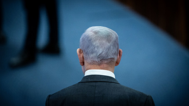 בנימין נתניהו מהגב (צילום: יונתן זינדל, פלאש 90)