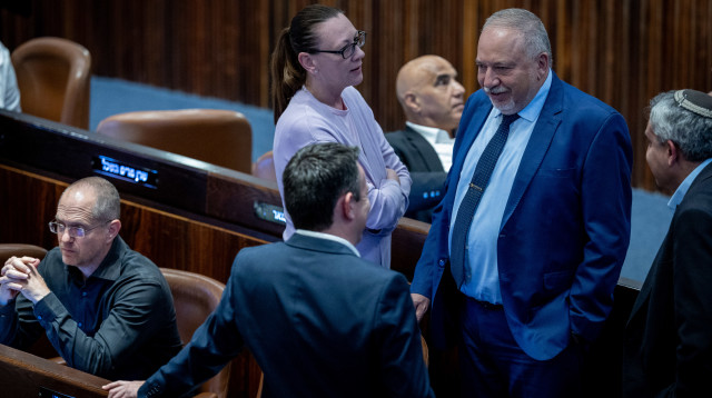 אבידגור ליברמן וחברי ישראל ביתנו (צילום: יונתן זינדל, פלאש 90)