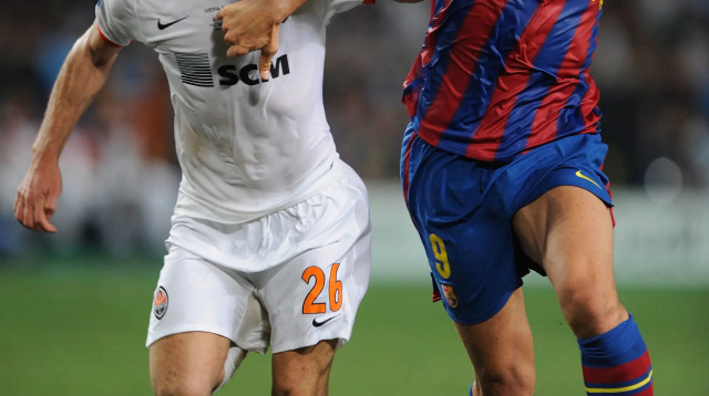 זלאטן איברהימוביץ' במדי ברצלונה מול רזבאן ראץ במדי שחטאר דונייצק, 2009 (צילום: GettyImages, Laurence Griffiths)