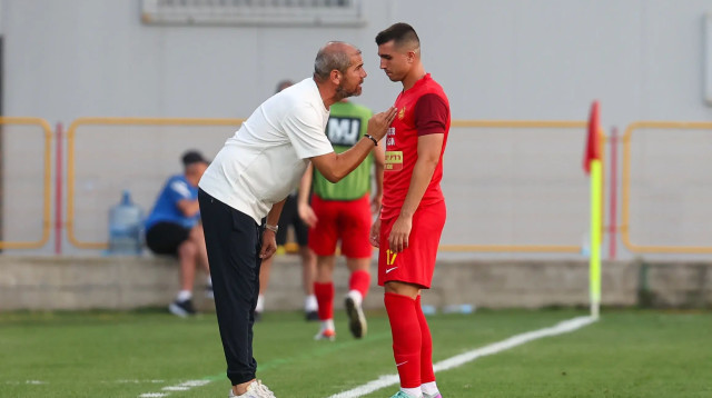 סתיו נחמני לצד מאמן מ.ס. אשדוד אלי לוי (צילום: לירון מולדובן)