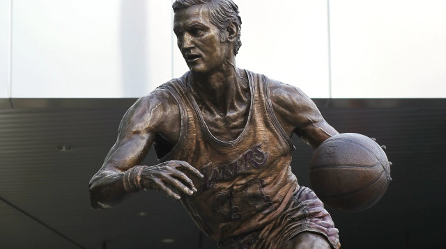 הפסל של ג'רי ווסט מחוץ לסטייפלס סנטר (צילום: GettyImages, Jeff Gross)