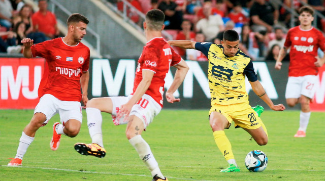 שחקן בני ריינה נואף בזיע בועט מול שחקן הפועל באר שבע אילי מדמון (צילום: קובי אליהו)