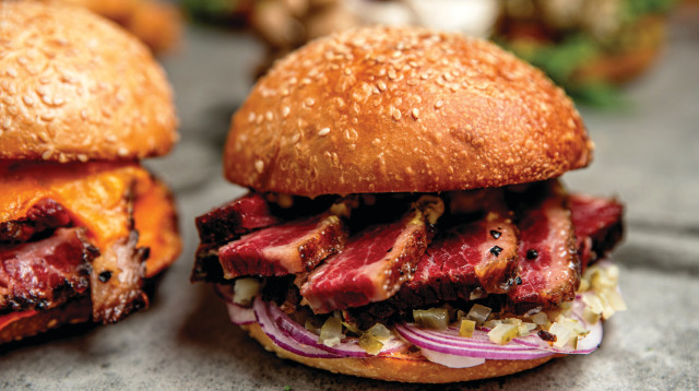 כריך פסטרמי, MOB (צילום: יעל יצחקי,באדיבות וולט ישראל)