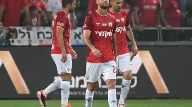 עוד בעיטה מרחוק, עוד קולות רחש ביציעים. שחקני באר שבע באחד מרגעי התסכול אמש (צילום: ברני ארדוב)