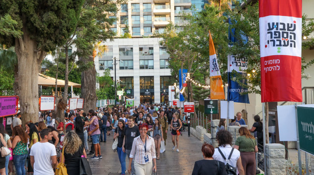 שבוע הספר בפארק שרונה (צילום: רונן טופלברג,באדיבות עיריית תל אביב- יפו)