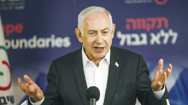 נתניהו מסעת חטופים (צילום: תומר אפלבאום)