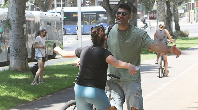 אורי ששון לאחר פציעתו ברוקדים עם כוכבים (צילום: פול סגל)