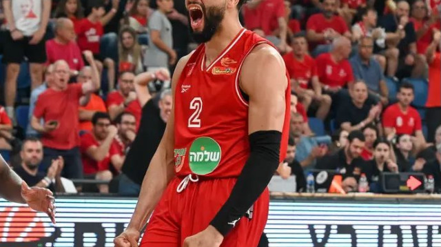 מכבי תל אביב חיכתה, הפועל תל אביב קפצה על המציאה. אניס (צילום: ברני ארדוב)