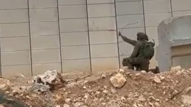 חייל תועד יורה חץ וקשת בוער בגבול לבנון  (צילום: מסך)