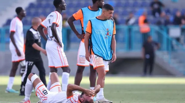 המשחק היה מכור? שחקני בני יהודה מתוסכלים אחרי ההפסד (למצולמים אין קשר לחשד) (צילום: מאור אלקסלסי)