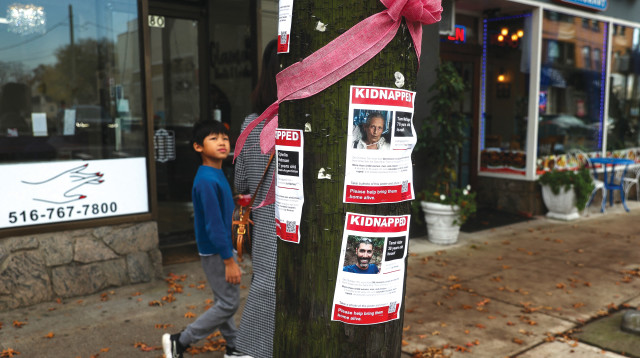 שלטי חטופים בניו יורק (צילום: רויטרס)