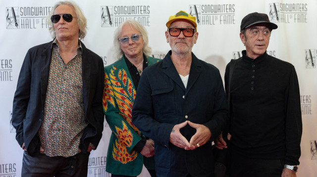 R.E.M בטקס כניסתה ל"היכל המוזיקה של כותבי השירים" (צילום: REUTERS/Jeenah Moon)