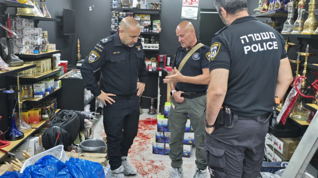 זירת רצח בחנות נרגילות בלוד (צילום: דוברות המשטרה)