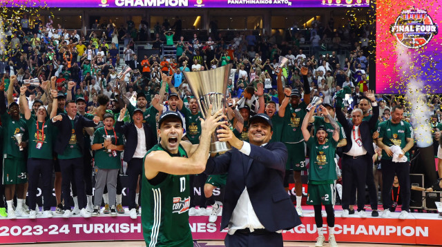 פנאתינייקוס אלופת אירופה: קוסטאס סלוקאס מניף את גביע היורוליג עם ארגין עתמאן (צילום: רויטרס)