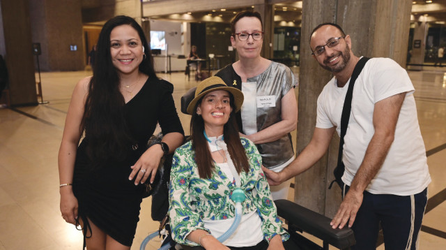 דבי אדמוני עם משפחתה (צילום: אבשלום ששוני)