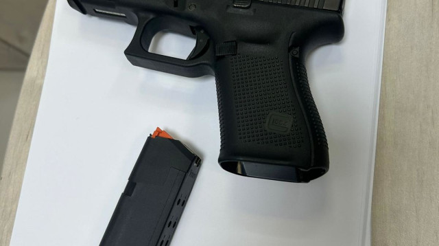 אקדח גלוק שנתפס בטובא זנגריה (צילום: דוברות המשטרה)