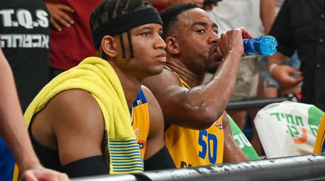 ריברו לצד בונזי קולסון, שחקני מכבי תל אביב (צילום: ברני ארדוב)