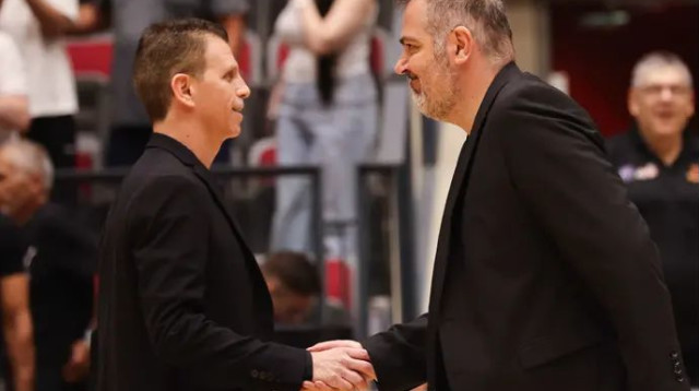 לא מעט תהפוכות ולבטים בשבועיים. שרון אברהמי עם סטפנוס דדאס (צילום: מאור אלקסלסי)