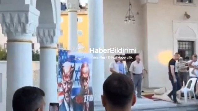 מתפללים בטורקיה זורקים אבנים על תמונותיהם של ביידן ונתניהו (צילום: רשתות חברתיות, שימוש לפי סעיף 27 א')