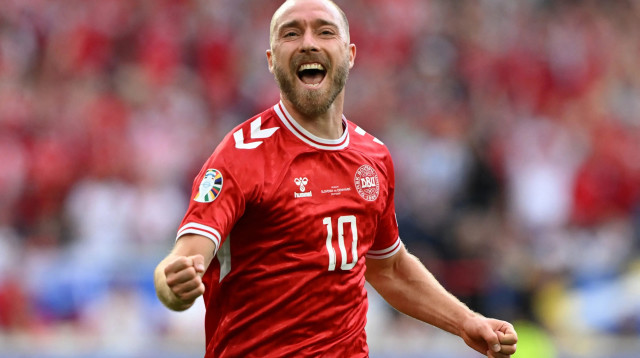 כריסטיאן אריקסן שחקן נבחרת דנמרק חוגג שער (צילום: רויטרס)