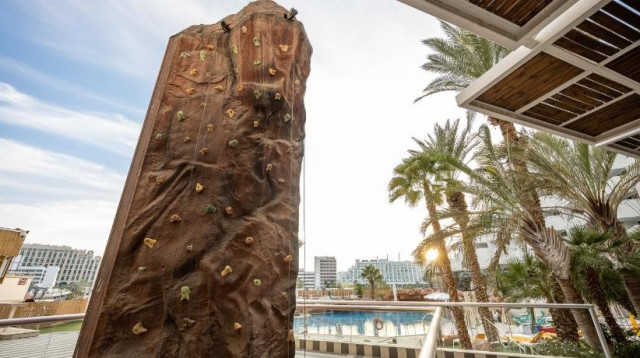 קיר טיפוס, מלון וורט אילת (צילום: איה בן עזרי)