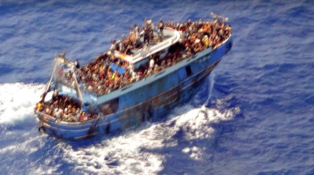 מהגרים נדחסים על סירה בים לפני שהתהפכה (צילום: רויטרס)