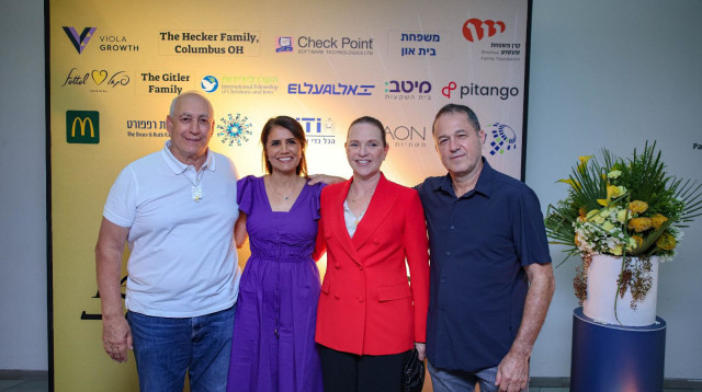 אלי ברקת, ענת רמתי -שעשוע, אלונה ברקת וחמי פרס (צילום: רותם להב)