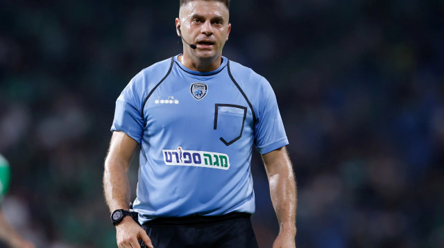 שלומי בן אברהם שופט כדורגל (צילום: מאור אלקסלסי)